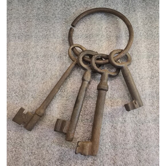 Antique Ring of Cast Iron Skeleton Keys 3.5"x5 5" Medieval Dungeon Jail - Picture 2 of 3